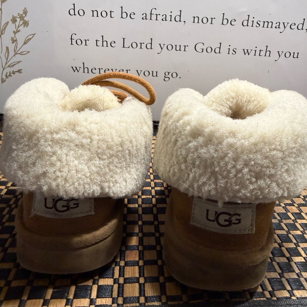 UGG Tan and Cream Ankle Boots Women SZ 8- Box 15 - Picture 2 of 7